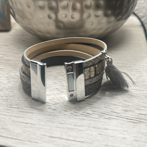 Buckle Silver and Brown Multi-Layered Bracelet - Picture 5 of 5